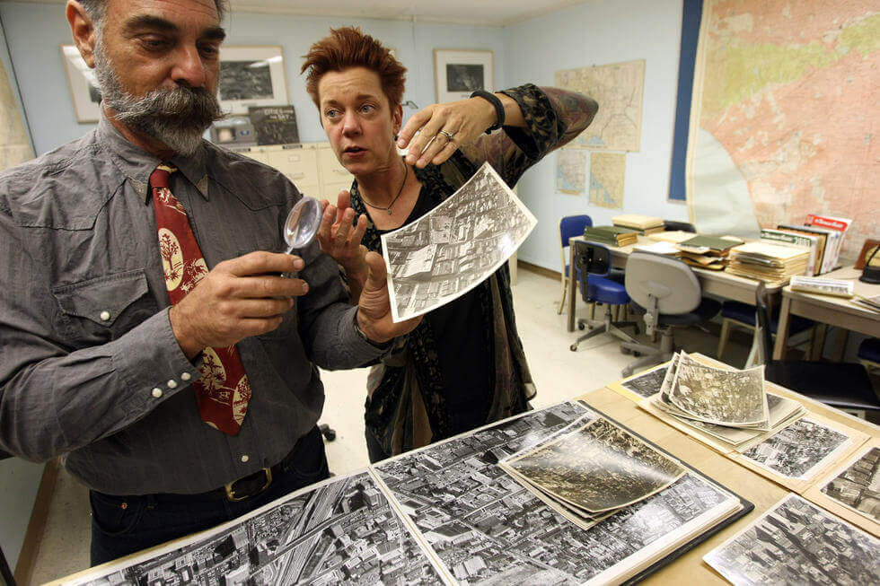 Dydia DeLyser and Paul Greenstein debunk the myth of the 1923 Packard neon sign at the LAVA Sunday Salon, July 2013